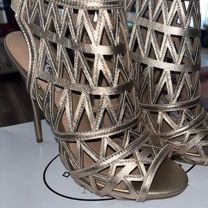 Leather cut-out heel